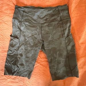 Lululemon Fast and Free 10” Incognito Camo sz 10